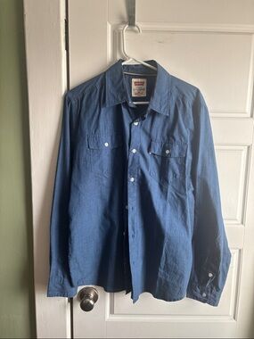 Levi’s size M cotton/ poly blend Casual button down